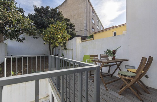 Santa Engracia Apartment | Studio apartment with patio