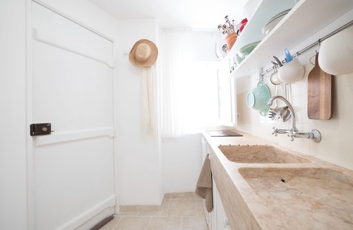 Santo Estevao Apartment | Studio, historic center, private bathroom and kitchenette, transport