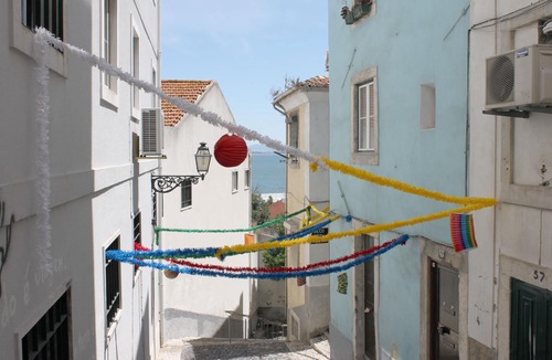 Santo Estevao Apartment | Studio, historic center, private bathroom and kitchenette, transport
