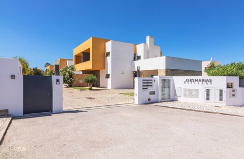 Castelo Villa | Stunning Luxury Villa in High Class Quiet Residential Area - Walkable to Beaches