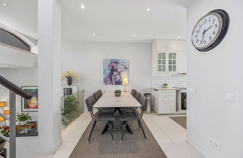 Calicos Apartment | Stunning Windmill Hill apt B15 with panoramic sea views close to beach and town