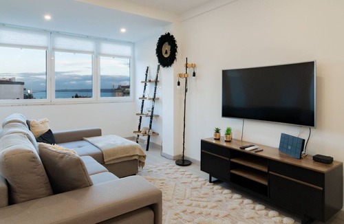 Paco De Arcos Apartment | Stylish Apartment W/River View by LovelyStay