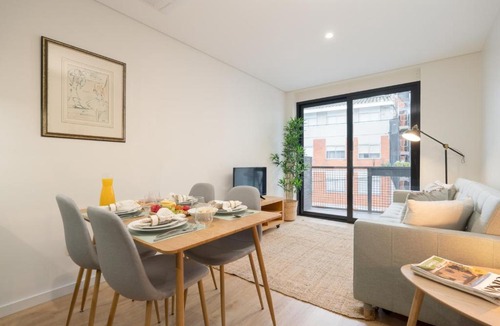 Aldoar Apartment | Stylish & Bright Flat with Balcony by HostWise