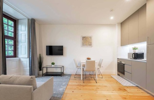 Oliveira do Castelo Apartment | Stylish & Cozy Flat by Host Wise