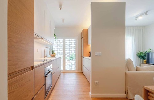 Paranhos Apartment | Stylish & Spacious Apartment by HostWise