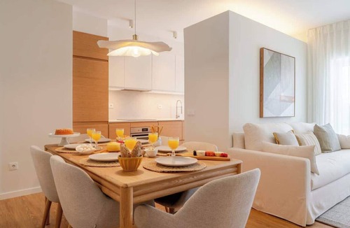 Paranhos Apartment | Stylish & Spacious Apartment by HostWise
