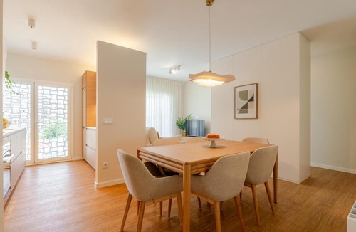 Paranhos Apartment | Stylish & Spacious Apartment by HostWise