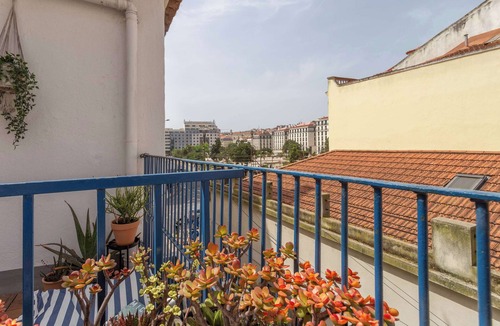 Mouraria Apartment | Sunny 4BR · Terrace · A/C · Near Tram 28