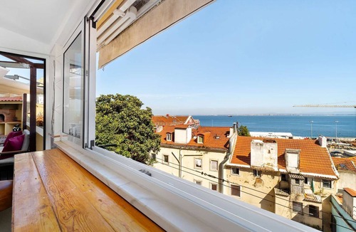 Alfama Apartment | Sunny Terrace Apartment w/River Views