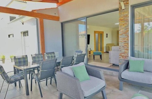 Pata de Baixo House | Sunny villa: huge pool, barbecue, and table tennis fun