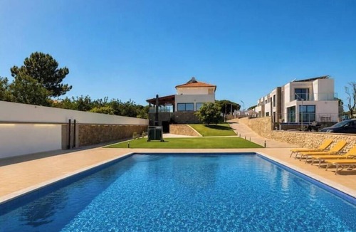Pata de Baixo House | Sunny villa: huge pool, barbecue, and table tennis fun