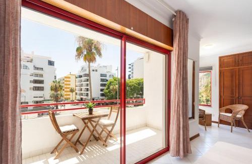 Maia Apartment | SunnyQuarters WalktoBeach 2BR AC