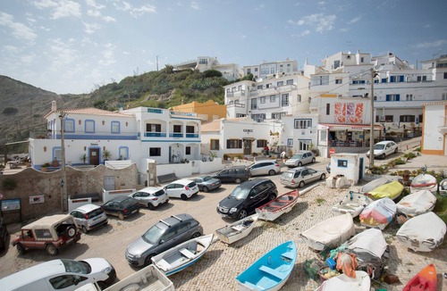 Burgau Apartment | SUPERB APARTMENT WITH FAST WI-FI, BALCONY, SHARED POOL AND SHORT WALK TO BEACH.