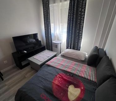 Linda-a-Velha Apartment | T1 confortable à Ajuda - proche Belém, Tram, Bus,centre