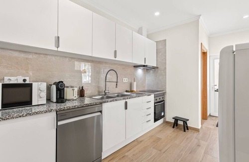Portimao Apartment | T2 Moderno c/Varanda em Portimão by Lovelystay