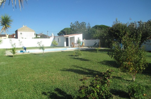 Paco House | The Blue House Coimbrao: a single-story home with a private pool and hot tub.