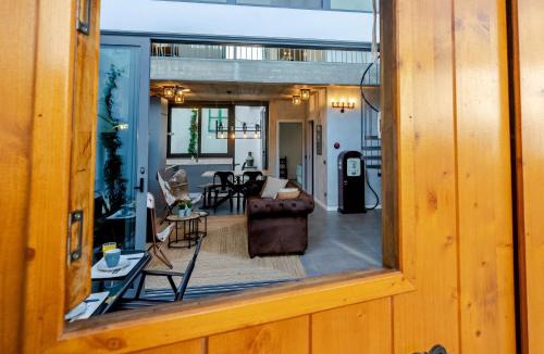 Sao Pedro House | The Warehouse - Industrial Loft