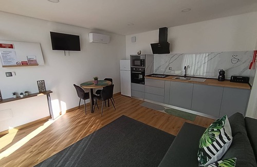 Aguiar da Beira House | Tiny Home 'Refúgio D'Aguiar' with Mountain View, Wi-Fi, and Air Conditioning