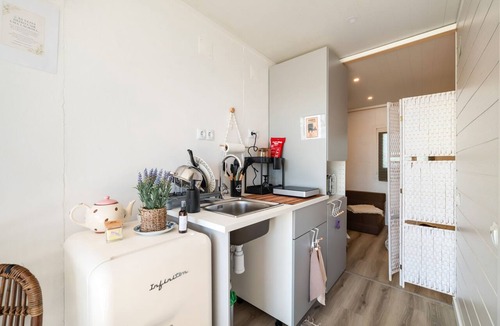 Palmela House | Tiny House with Shared Pool, Wi-Fi, and Air Conditioning