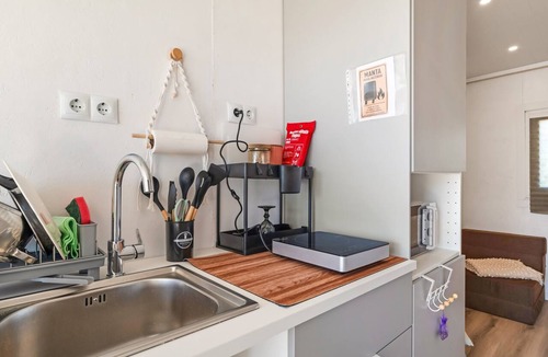 Palmela House | Tiny House with Shared Pool, Wi-Fi, and Air Conditioning