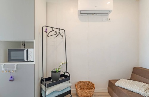 Palmela House | Tiny House with Shared Pool, Wi-Fi, and Air Conditioning