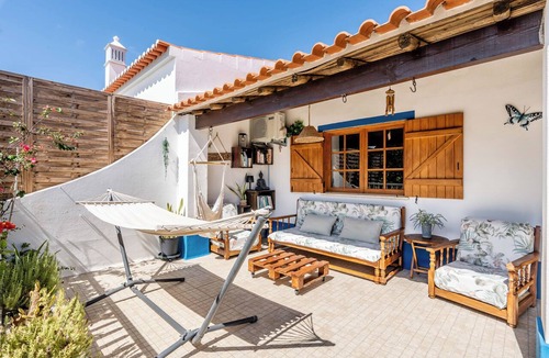 Lagoa e Carvoeiro House | Traditional Algarve home with private pool, air con & solar, near Praia Marinha