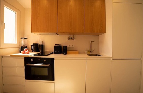 Misericordia Apartment | Traditional Lisbon Building near Chiado and Santos