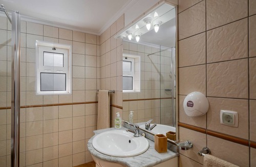 Arco da Calheta Villa | Tranquil stone villa in Calheta | Casa Florenças