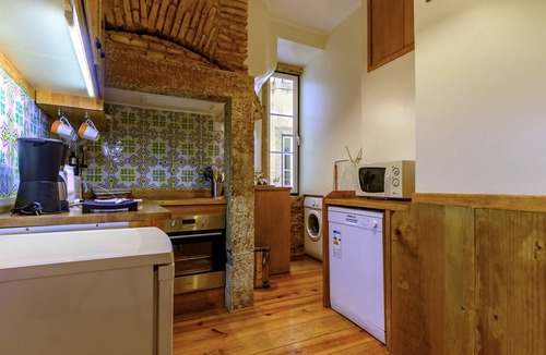 Alfama Apartment | TV2 - Alfama Charm | AC | Walk to Train & Tram 28 2 bedrooms sleeps 5