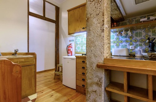 Alfama Apartment | TV2 - Alfama Charm | AC | Walk to Train & Tram 28 2 bedrooms sleeps 5