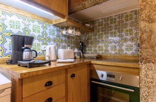 Alfama Apartment | TV2 - Alfama Charm | AC | Walk to Train & Tram 28 2 bedrooms sleeps 5