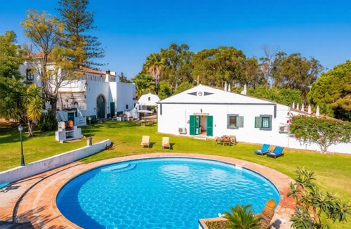 Moncarapacho e Fuseta Apartment | Two bedroom apartment with access to a large shared swimming pool