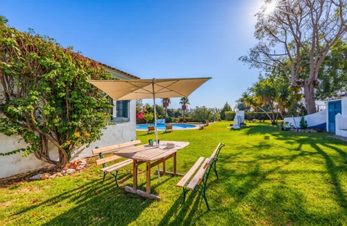 Moncarapacho e Fuseta Apartment | Two bedroom apartment with access to a large shared swimming pool