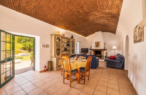 Moncarapacho e Fuseta Apartment | Two bedroom apartment with access to a large shared swimming pool