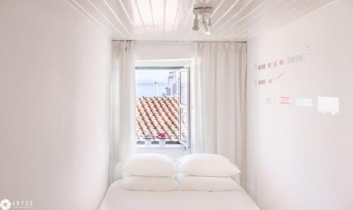 Santo Estevao Apartment | Typical Portuguese Tiles