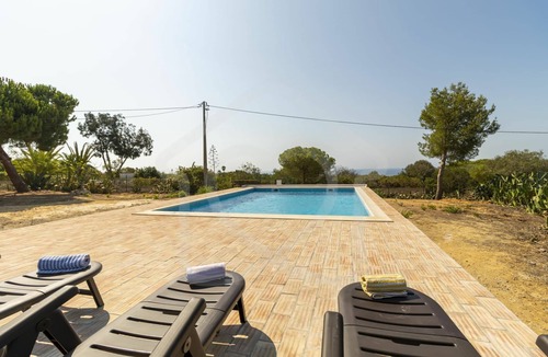 Caramujeira House | Vacation Home in Lagoa with 3 bedrooms and capacity for 6 people