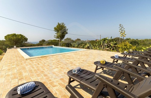 Caramujeira House | Vacation Home in Lagoa with 3 bedrooms and capacity for 6 people