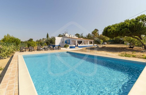 Caramujeira House | Vacation Home in Lagoa with 3 bedrooms and capacity for 6 people