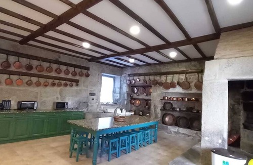 Santo Tirso House | Vacation villa for groups with 6 suites, Wi-Fi, a garden, and a pool, near Porto