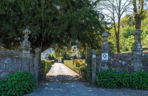 Santo Tirso House | Vacation villa for groups with 6 suites, Wi-Fi, a garden, and a pool, near Porto