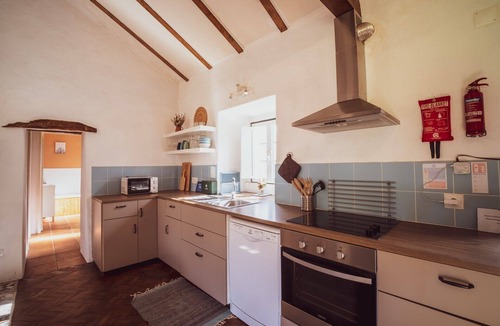 Tomar Cottage | Vale do Espinheiro Country House with Lake View, Private Garden, and Wi-Fi