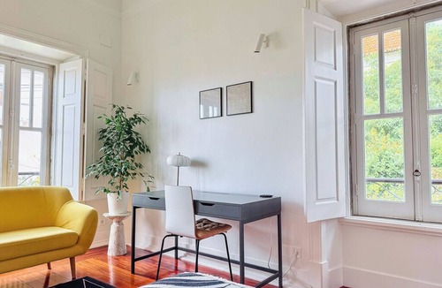 Parede House | Vila Maria Centenary Property next to the Ocean and the town center