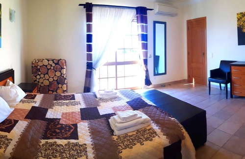 Alporchinhos Villa | Vila Videira, a secret gem. Big pool, lots of privacy, WiFi, beach 400 meters.