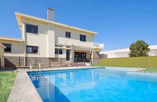Santa Marinha House | Villa 7BR/7BA with Pool & Backyard Prime Location!
