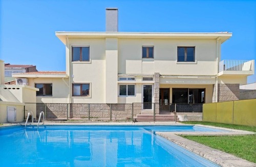Santa Marinha House | Villa 7BR/7BA with Pool & Backyard Prime Location!