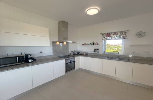Porto de Mos Villa | Villa Bardi 3 bedroom villa with Jacuzzi
