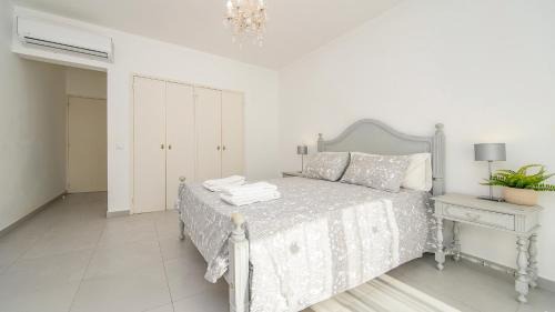 Vale de Centianes Villa | Villa Bloom Coast - Moradias com 2 Piscinas Aquecíveis e BBQ