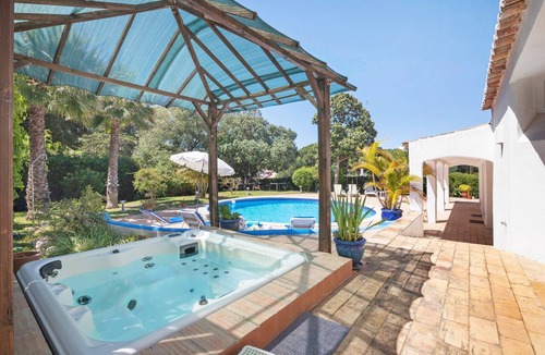 Branqueira Villa | Villa 'Blue Pearl 53' with Private Pool, Wi-Fi and Air Conditioning