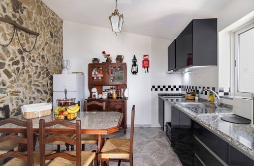 Martim Longo Villa | Villa 'Casa Dos Jotas' with Private Pool, Wi-Fi and Air Conditioning