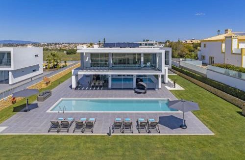 Castelo Villa | Villa Casa Lirio by Villa Plus